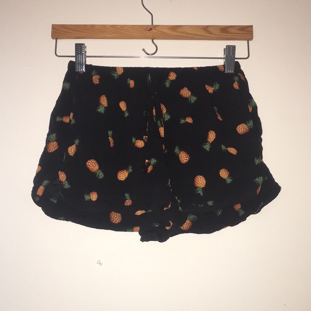 Black pineapple flowey shorts